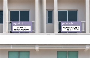 Recreación de las pancartas de la campaña en un balcón
