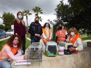 Voluntari@s de la Campaña junto a Jessica Gommans, concejala de Protección Animal y Bernabé Cano, alcalde de La Nucía