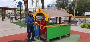 Operaria retirando precintos de los parques infantiles