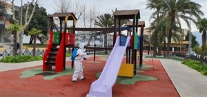 La desinfección periódica de los parques infantiles continuarà