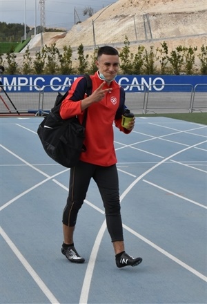 Lucas Bizzotto  del Club Atletismo de La  Nucía antes de competir