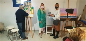 Ofelia Jurado, profesora Dibujo y Mª Jesús Jumilla, con el purificador del Taller de Pintura