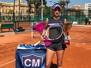 La tenista nuciera Lucía Llinares con su trofeo en Valencia