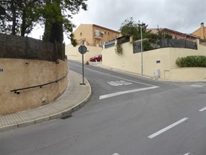 Se instalará un pasamanos de 35 metros en cada acera de la cuesta de la avinguda Serrad'Aitana