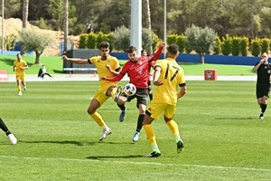 Miñano disputa un balón entre dos jugadores del Hércules CF
