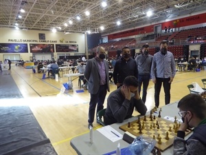 El Gran Maestro Pepe Cuenca combina la competición con los comentarios de las partidas de ajedrez del Open