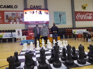 El rapero Mister Ego, ajedrecista Juan Miguel Ballesteros en el Open Internacional junto a Francisco Cuevas, pte. FACV y Bernabé Cano, alcalde de La Nucía