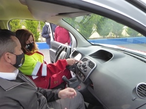 Una trabajadora de los Servicios Técnicos explicando al alcalde el nuevo vehículo