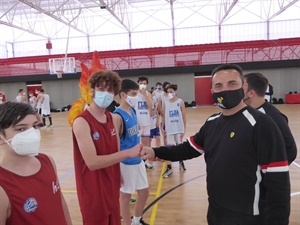 Bernabé Cano, alcalde de La Nucía, saludando a los jugadores de la Escuela de Basket de La Nucía