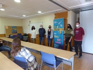 Presentación del Taller con los profesores IES Ximo Llorca y Ramón Lorente, Victoria Cremades, Asesoria de Educació Plurilingüe y Mª Jesús Jumilla, concejala de Juventud.