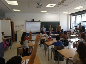 Empar Gadea, directora IES La Nucía y Pedro Lloret, teniente alcalde, en una de las clases de 1º ESO del Instituto