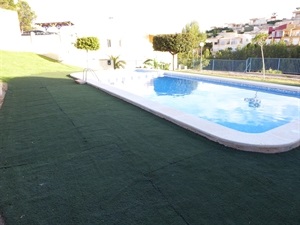 El césped se instalado en el entorno de la piscina de la Urb. Villaflores