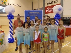 Las gimnastas nucieras y sus monitoras junto al alcalde de La Nucía y concejal de deportes